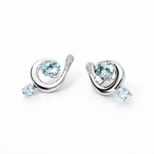 18K white gold hook earrings with 10.39 ct aquamarine and 0.75 ct diamonds from the Pirates of St. Barth collection